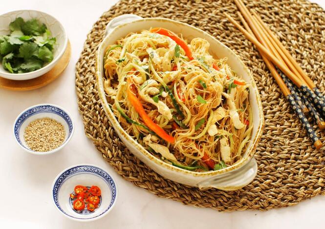 Tupperware Thai-salat med risnudler ultimate-mixing-bowl-thai-rice-noodle-salad-02.jpg